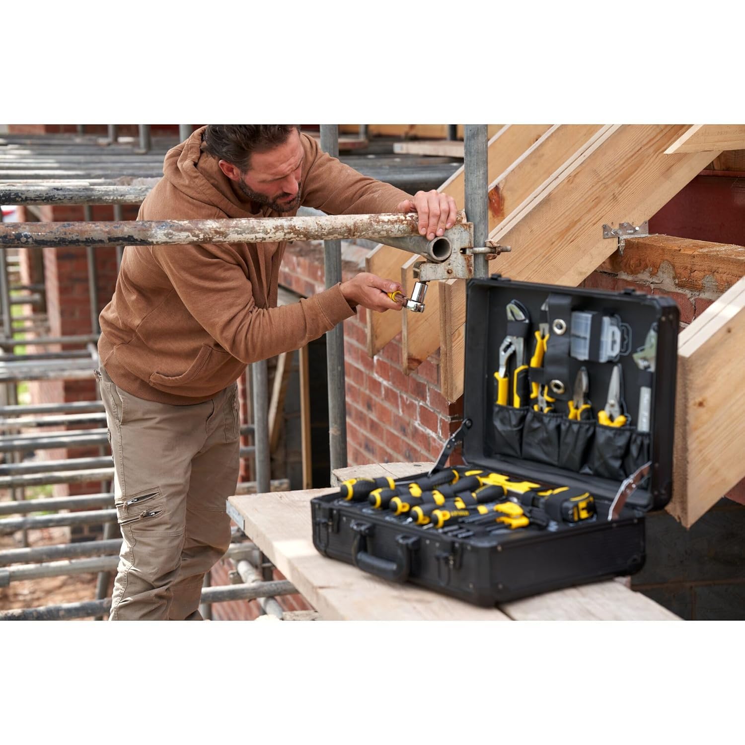 Valise à outils de maintenance STMT98109-1 142 pièces en aluminium avec tournevis pinces clés marteau et scie à métaux