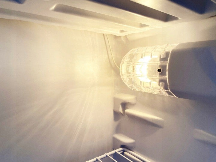 Mała lodówka podblatowa hotelowa 85 cm wysokości 90 L pojemności biała SFTTF411WE3 cicha energooszczędna