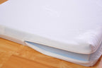 Lit bébé transformable 120 x 60 cm bois de pin avec matelas mousse Aloe Vera hauteur réglable rails protection blanc