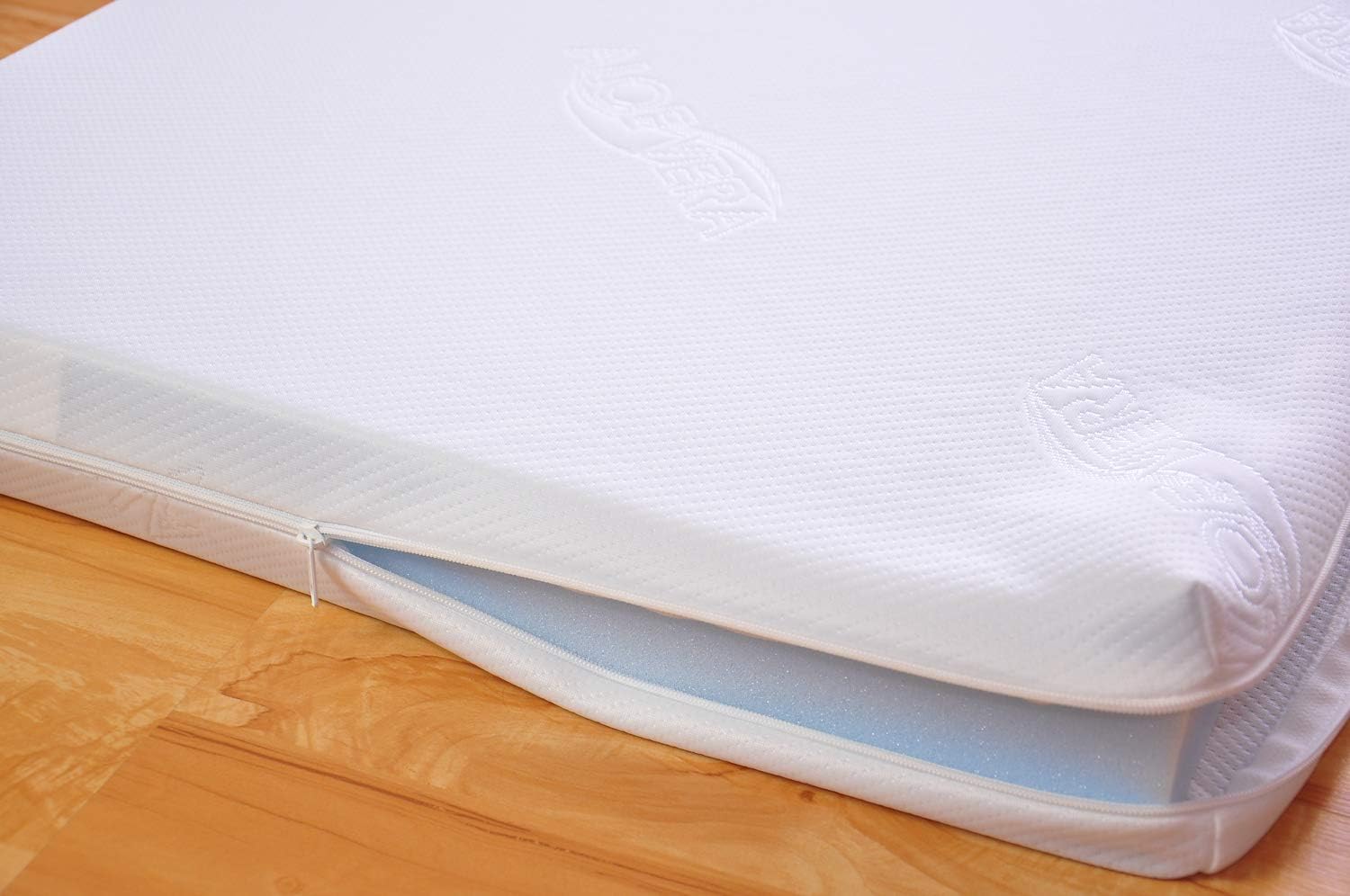 Lit bébé transformable 120 x 60 cm bois de pin avec matelas mousse Aloe Vera hauteur réglable rails protection blanc