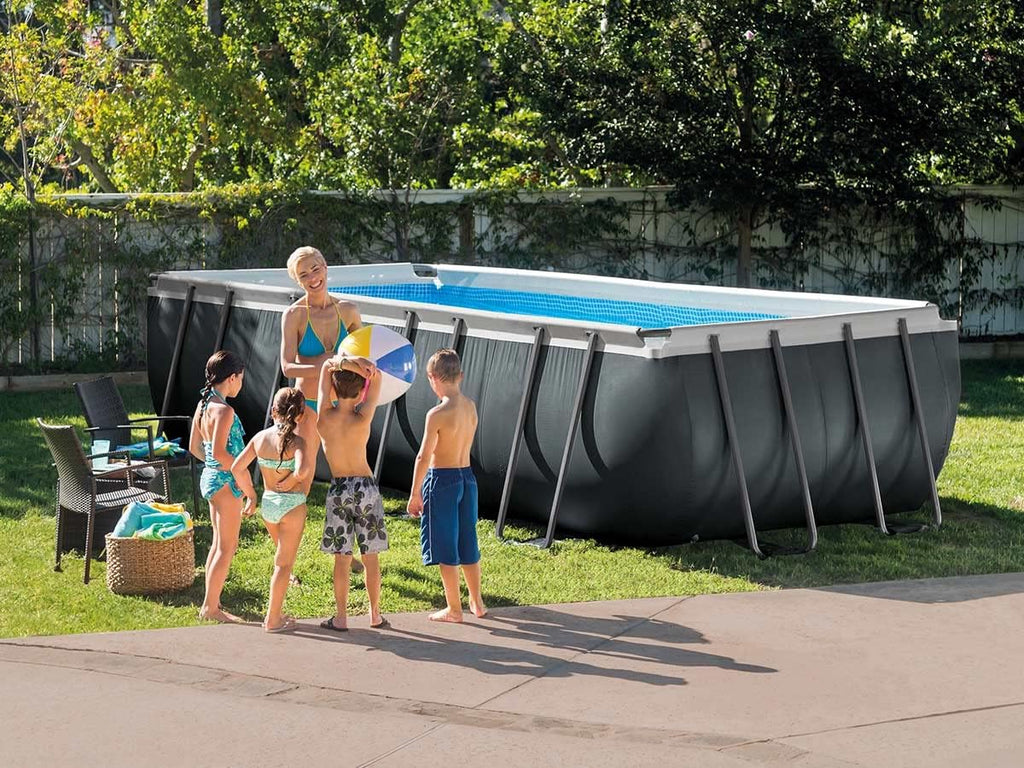 Piscine tubulaire rectangulaire Ultra XTR 5,49 x 2,74 x 1,32 m capacité 17 000 L en PVC avec pompe à filtre échelle et bâche incluses