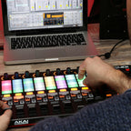Contrôleur MIDI USB APC40 MKII 40 pads RGB avec 9 faders 8 boutons Ableton Live pour production musicale 1,8 kg