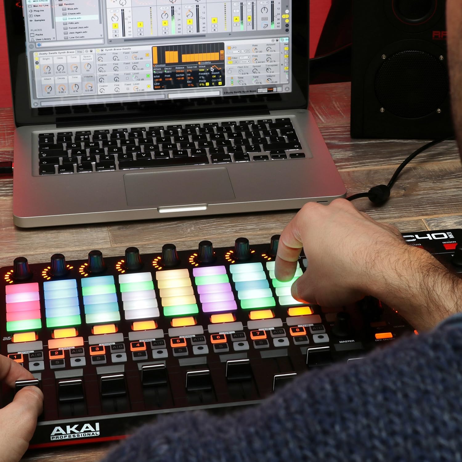Contrôleur MIDI USB APC40 MKII 40 pads RGB avec 9 faders 8 boutons Ableton Live pour production musicale 1,8 kg