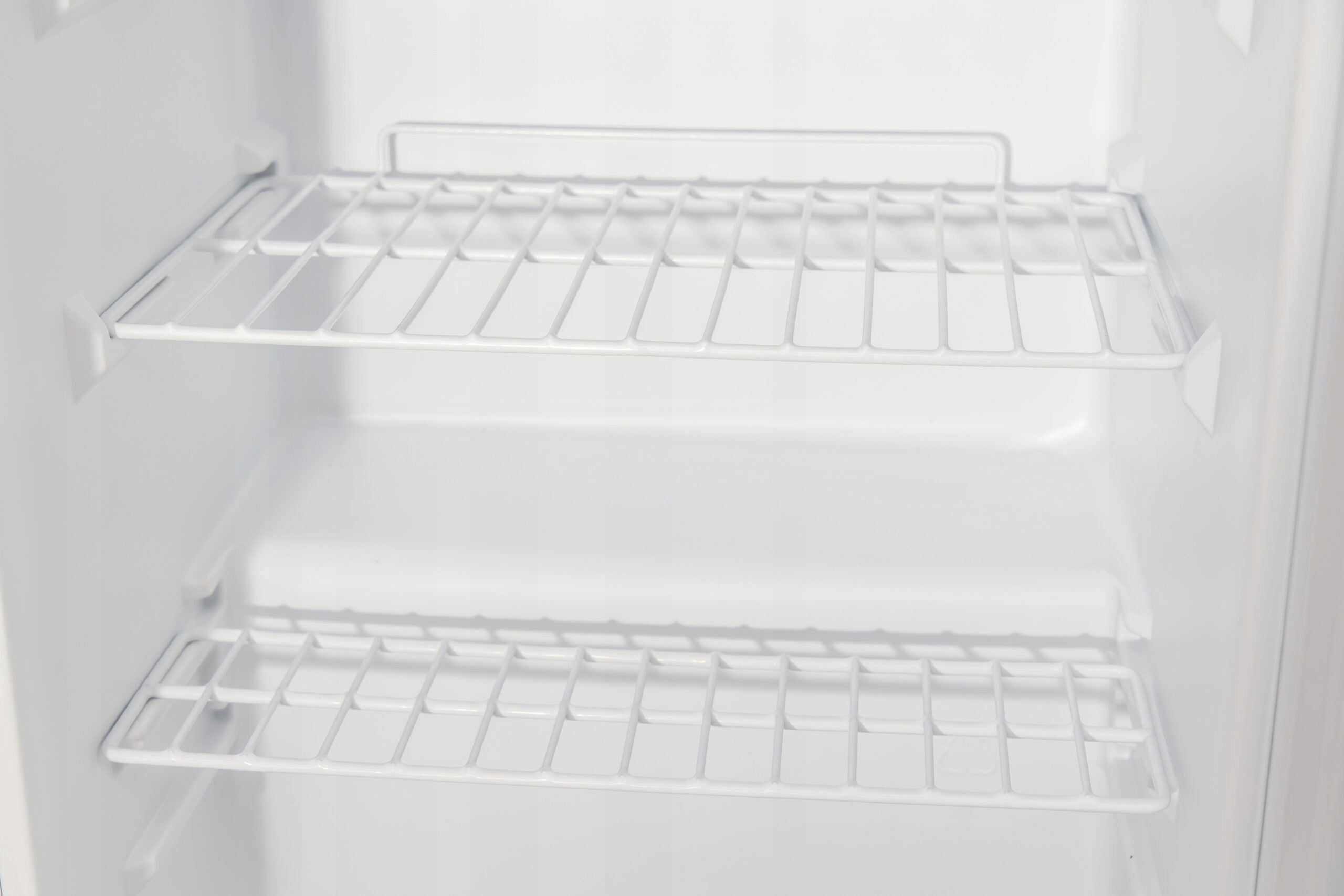 Lodówka podblatowa TTR-93 93 l 85 cm wolnostojąca z regulacją temperatury klasa E 39 dB biała