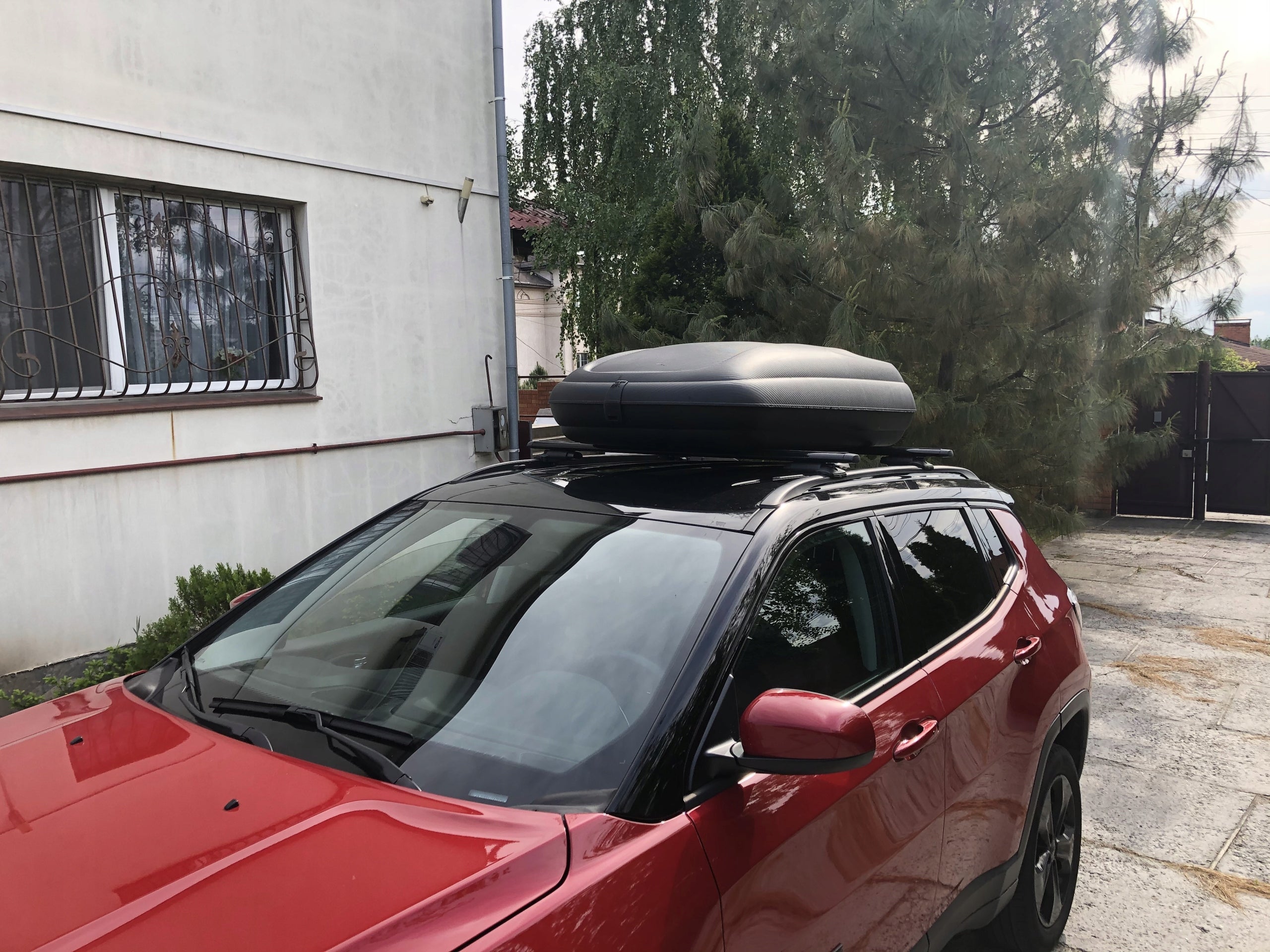 Box dachowy samochodowy Carbon 320 l aerodynamiczny czarny grafitowy zamek centralny uniwersalny montaż na belkach