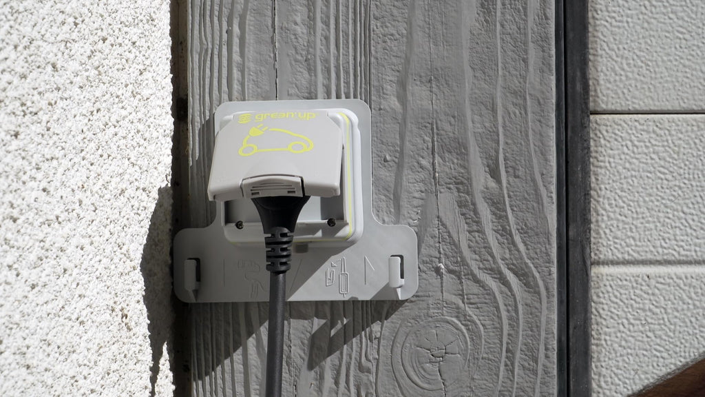 Prise de recharge véhicule électrique Green'up Access 16A 230V avec patère et interrupteur différentiel