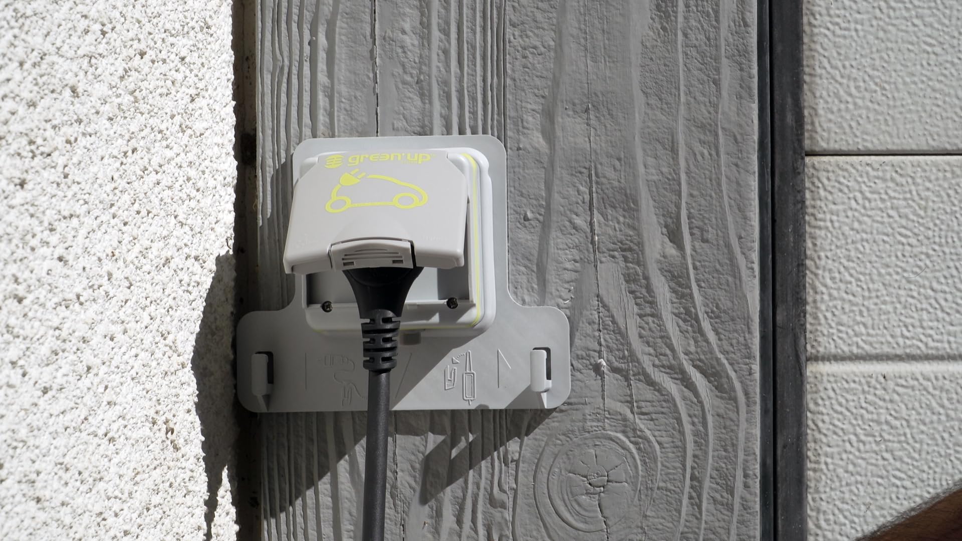 Prise de recharge véhicule électrique Green'up Access 16A 230V avec patère et interrupteur différentiel