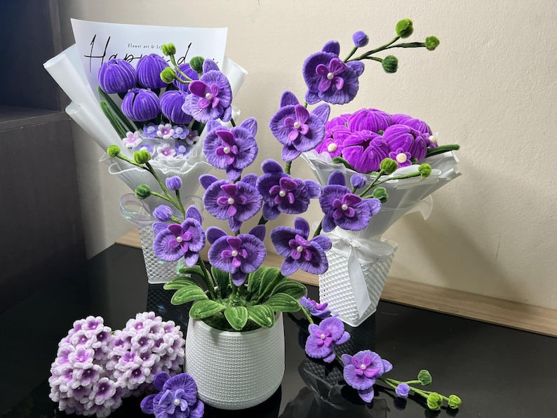 Fioletowa orchidea w doniczce z aksamitnego drutu, ręcznie robiona kompozycja kwiatowa do dekoracji domu i biura