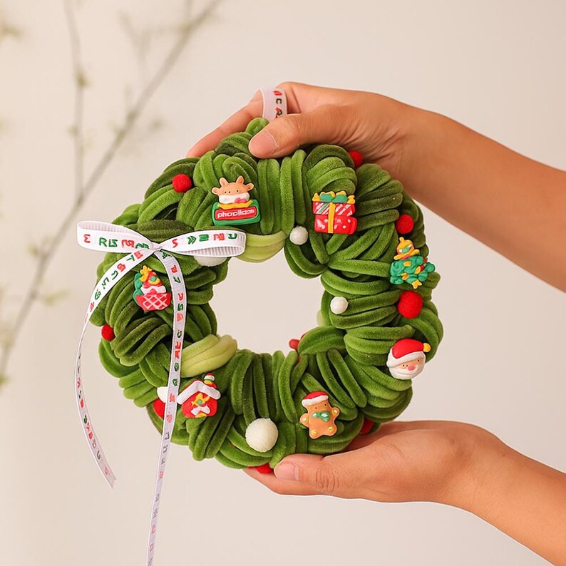 Świąteczny wieniec z szenili, dekoracja świąteczna, 20 cm, zielony