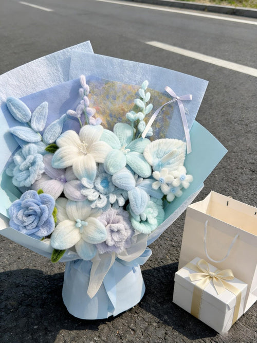 Bouquet bleu de fleurs artificielles en fils créatifs, fait à la main, enveloppé d'un ruban