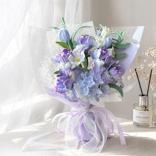Bouquet décoratif de fleurs violettes veloutées fait à la main — cadeau