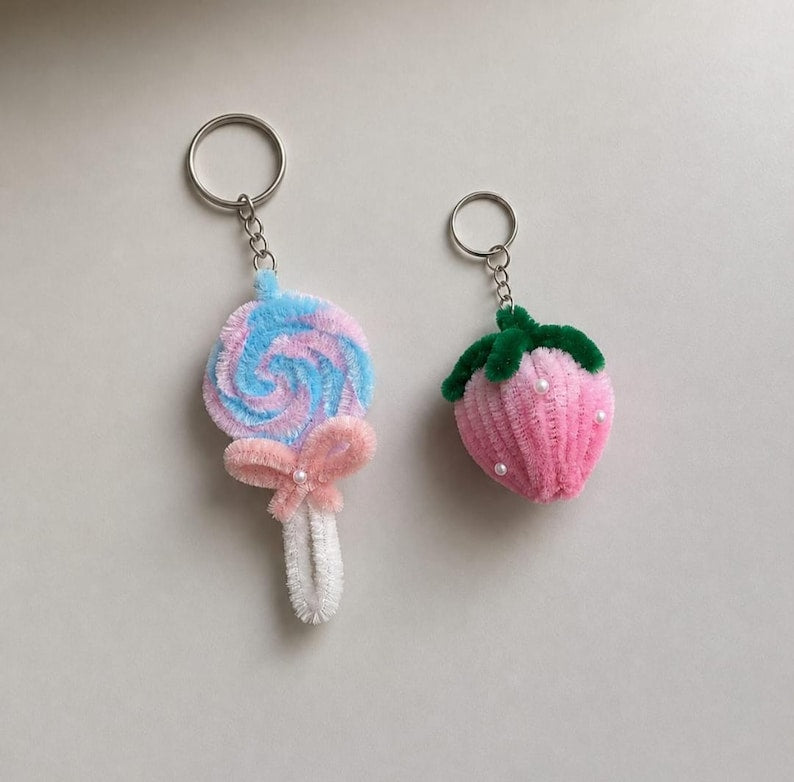 Zestaw breloków z drucikiem kreatywnym Uroczy pastelowy lizak i truskawka Miękka zawieszka do torebki z szenili Kawaii opakowanie 2 szt.