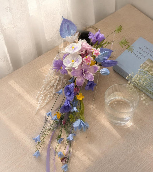 Bouquet bleu-violet à tenir, fleurs artisanales faites à la main en fils chenille créatifs, bouquet de mariage, cadeau pour enterrement de vie de jeune fille
