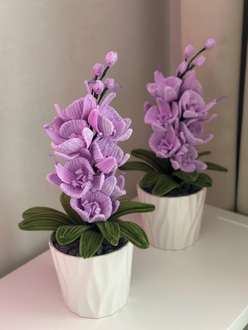 Ręcznie robiona orchidea szenilowa w doniczce – dekoracyjny kwiat z drucika kreatywnego, miękki, różowy