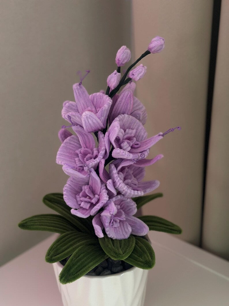 Ręcznie robiona orchidea szenilowa w doniczce – dekoracyjny kwiat z drucika kreatywnego, miękki, różowy