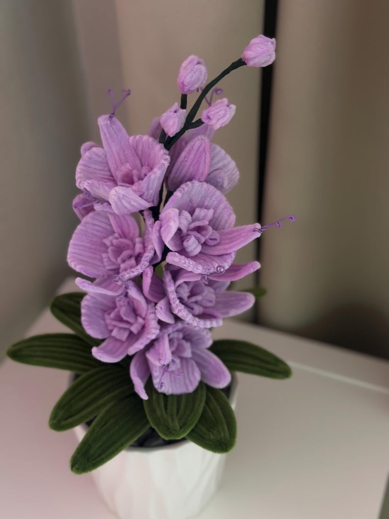 Ręcznie robiona orchidea szenilowa w doniczce – dekoracyjny kwiat z drucika kreatywnego, miękki, różowy