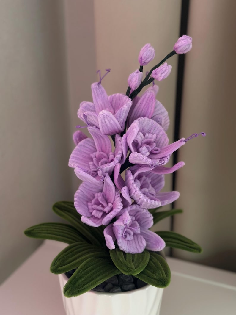 Ręcznie robiona orchidea szenilowa w doniczce – dekoracyjny kwiat z drucika kreatywnego, miękki, różowy