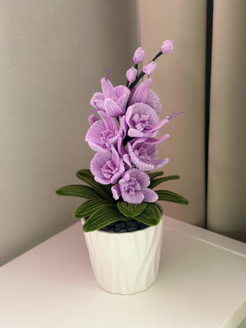 Ręcznie robiona orchidea szenilowa w doniczce – dekoracyjny kwiat z drucika kreatywnego, miękki, różowy