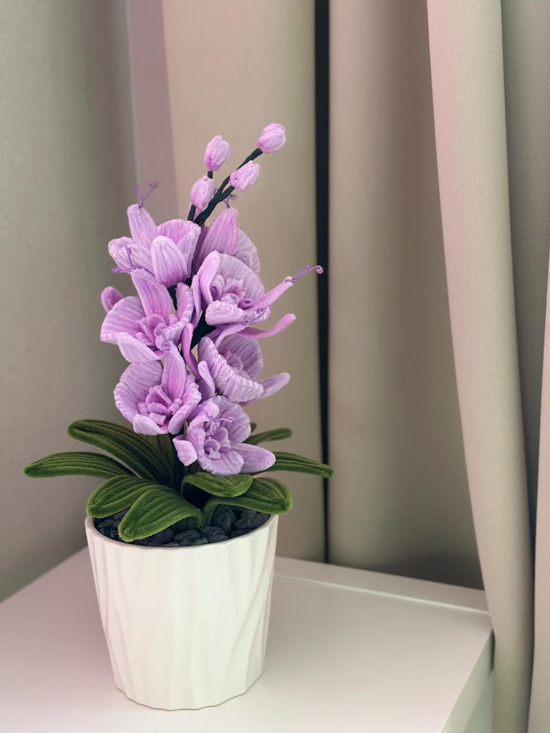 Ręcznie robiona orchidea szenilowa w doniczce – dekoracyjny kwiat z drucika kreatywnego, miękki, różowy