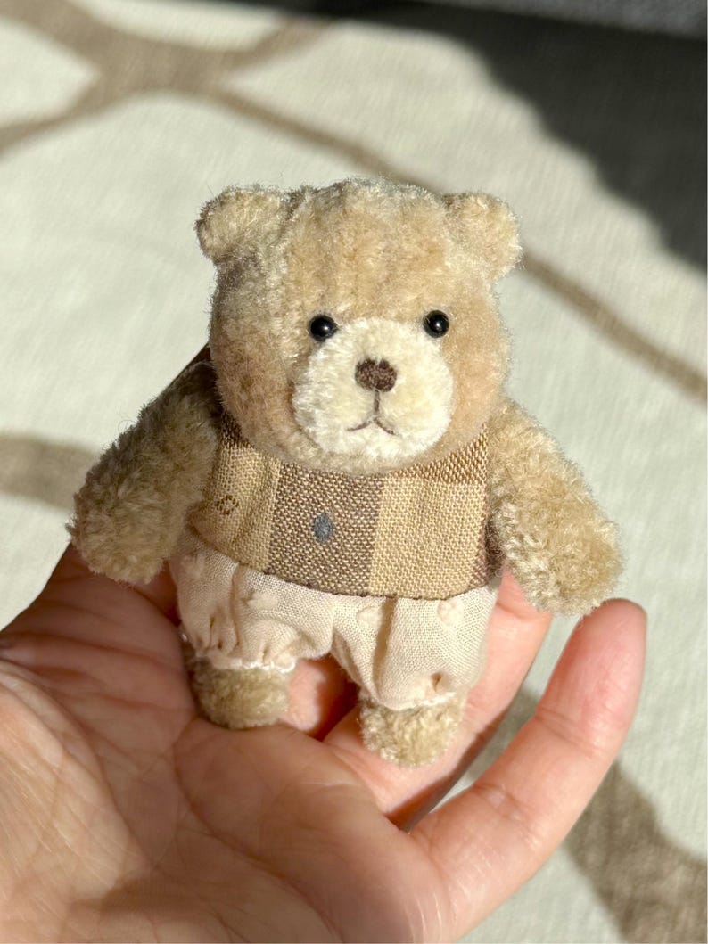 Puszysty druciany miś biurkowy miniaturowa figurka szenilowa wazonik na rośliny