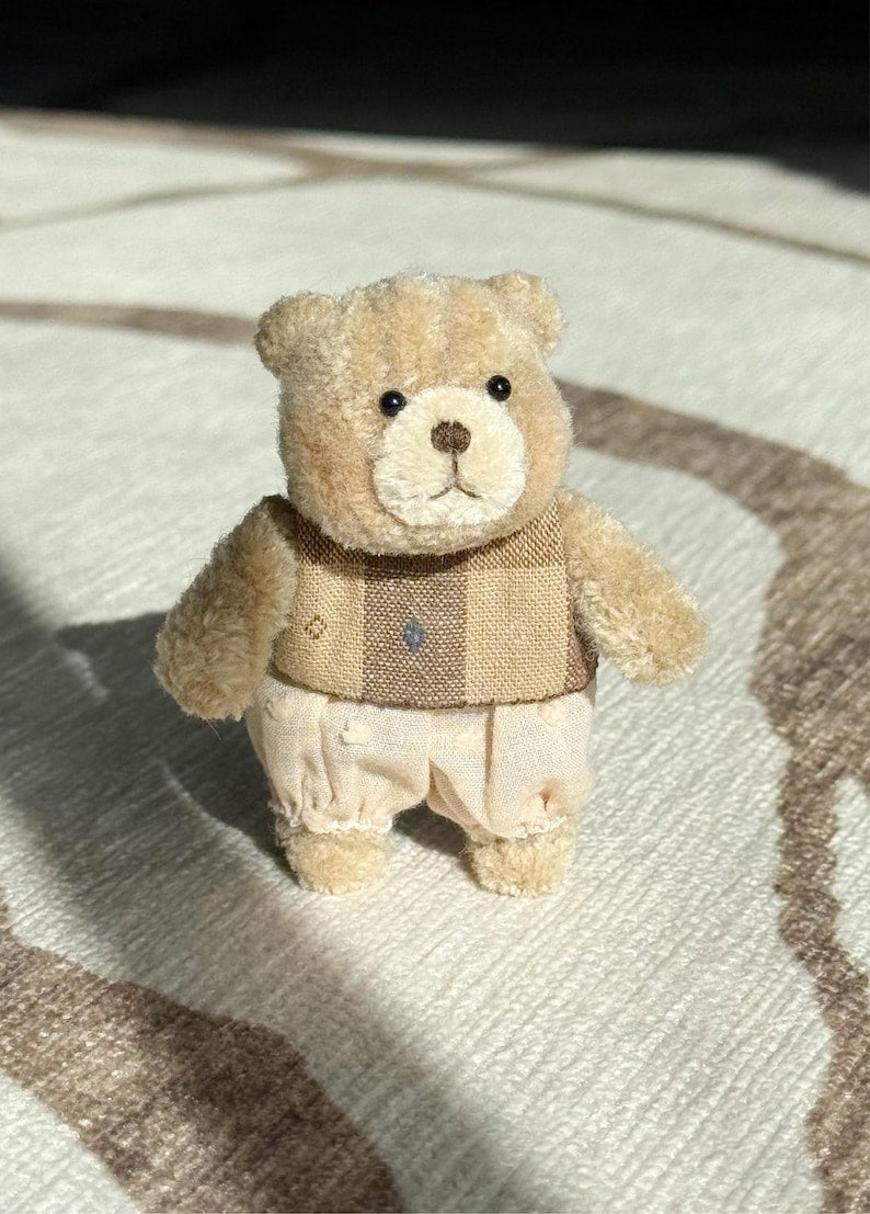 Puszysty druciany miś biurkowy miniaturowa figurka szenilowa wazonik na rośliny