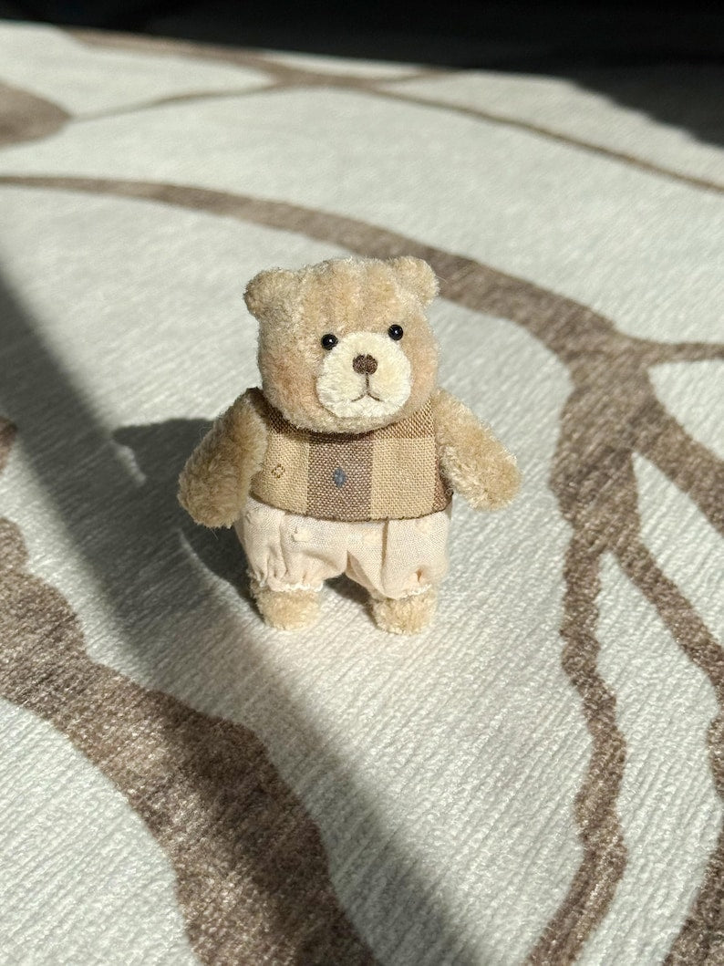 Puszysty druciany miś biurkowy miniaturowa figurka szenilowa wazonik na rośliny