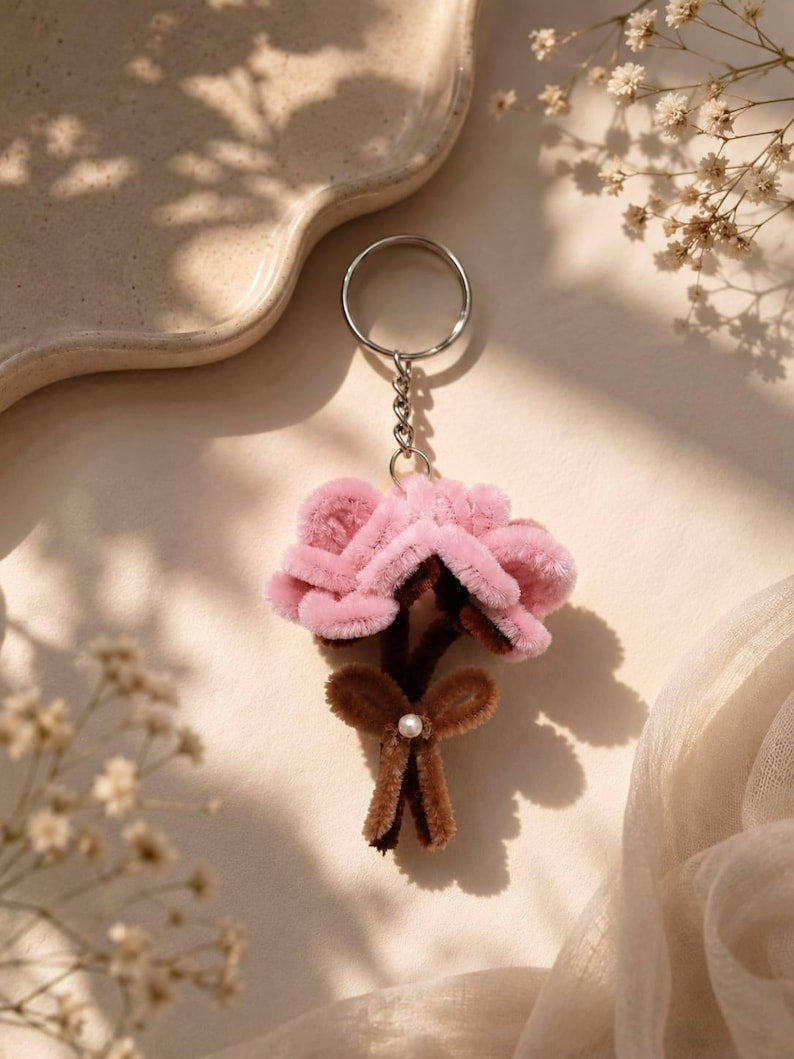 Różowy brelok z bukietem kwiatów z drucika czyszczącego, wisiorek do torebki z kwiatowym motywem, zawieszka do kluczy kawaii