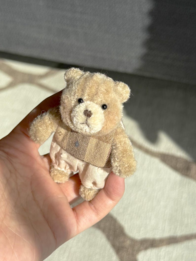 Puszysty druciany miś biurkowy miniaturowa figurka szenilowa wazonik na rośliny