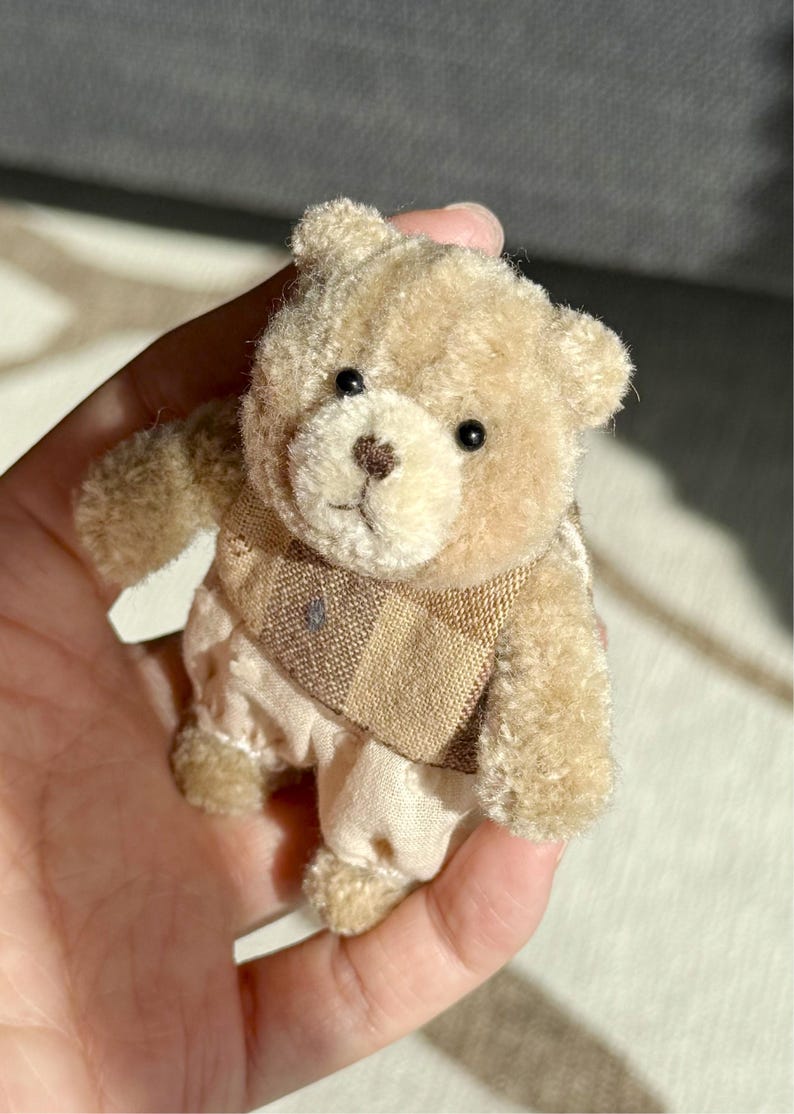 Puszysty druciany miś biurkowy miniaturowa figurka szenilowa wazonik na rośliny